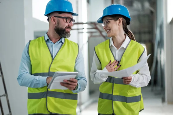 Μηχανικοί σε hardhats έχουν συνομιλία — Φωτογραφία Αρχείου