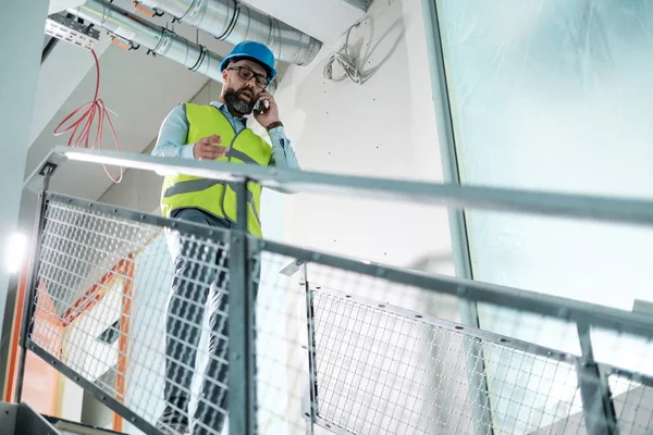 Ingenieros en hardhat llamando a alguien — Foto de Stock