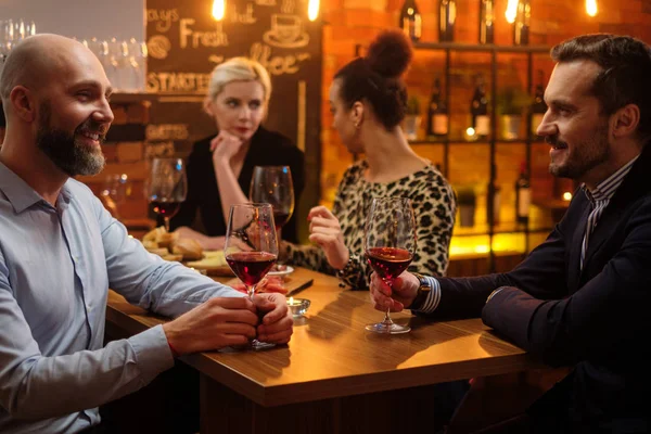 Grupp av vänner att ha kul prata bakom bardisken i ett café — Stockfoto