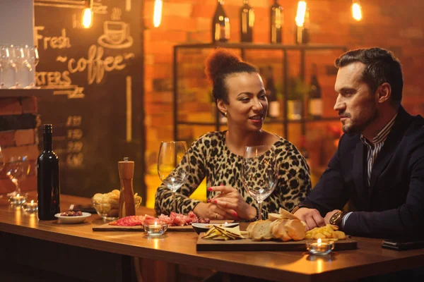 Couple parlant derrière le comptoir du bar dans un café — Photo