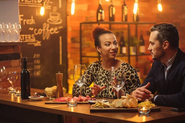 Couple parlant derrière le comptoir du bar dans un café — Photo