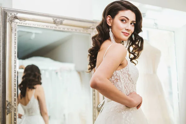 Beautifu bruid die trouwjurk kiezen in een salon bruiloft — Stockfoto