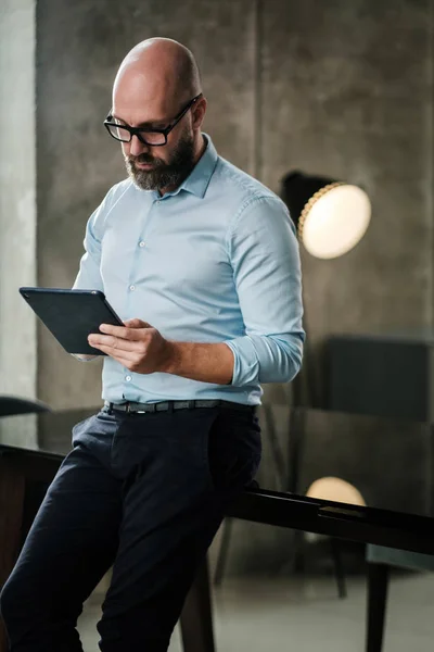 Homem Meia Idade Com Tablet Escritório — Fotografia de Stock