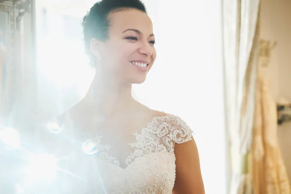 Beautifu bruden att välja brudklänning i en bröllop salong — Stockfoto