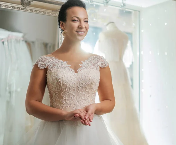 Noiva Beautifu escolher vestido de noiva em um salão de casamento — Fotografia de Stock