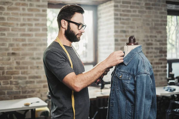 Moda Tasarımcısı onun stüdyosunda çalışma — Stok fotoğraf