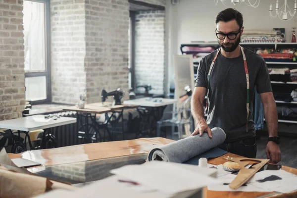 Modeontwerper werken in zijn atelier — Stockfoto