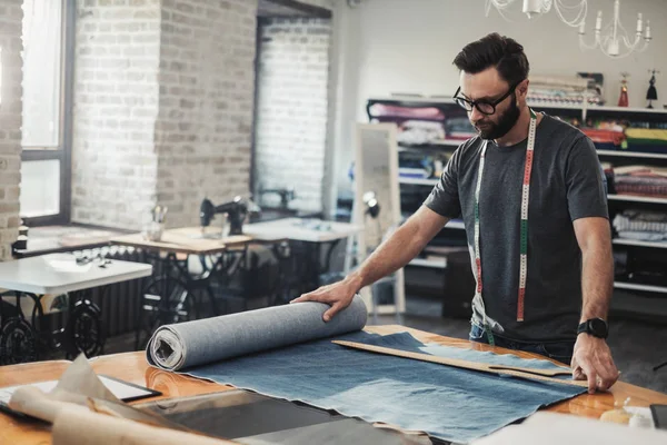 Modeontwerper werken in zijn atelier — Stockfoto