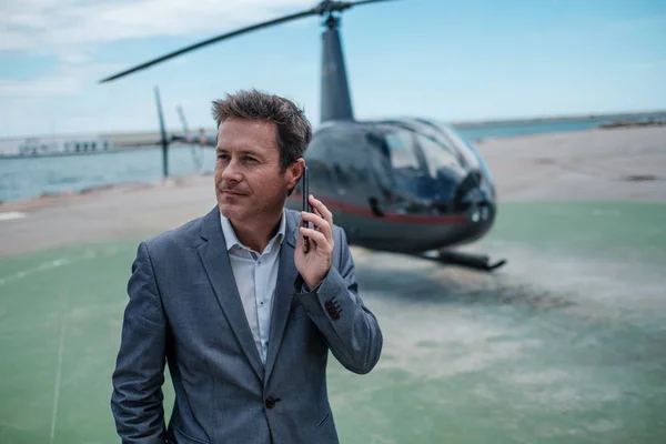 Zakenman Gesprek Mobiele Telefoon Buurt Van Een Privé Helikopter — Stockfoto