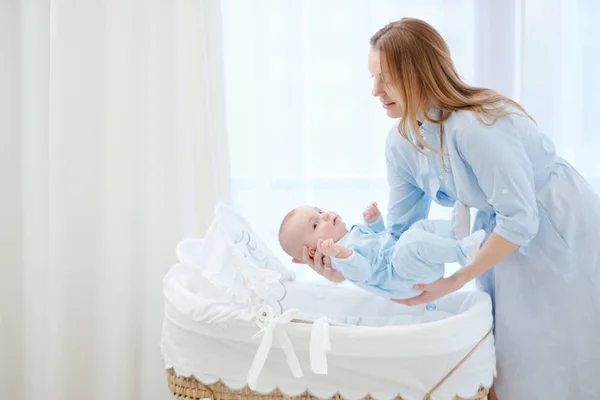 Hermosa Madre Mediana Edad Con Hijo Una Cama — Foto de Stock