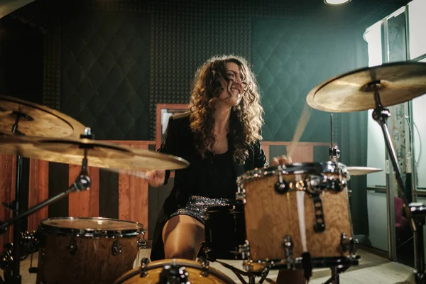 Vrouw drummen tijdens muziek band repetitie — Stockfoto