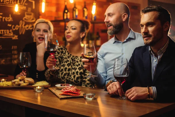 Gruppe von Freunden unterhält sich hinter der Theke in einem Café — Stockfoto