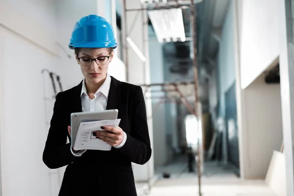 Femme ingénieur avec un plan directeur — Photo