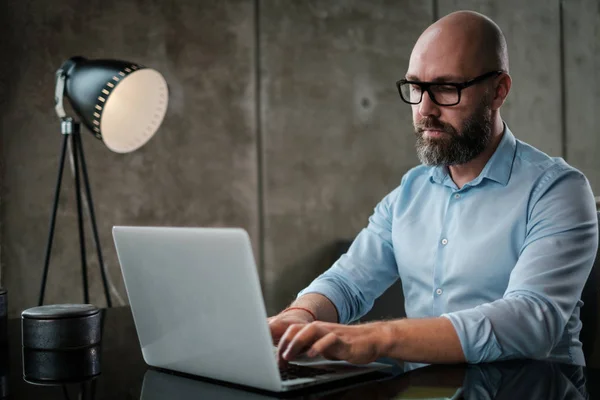 Designer d'âge moyen travaillant au bureau — Photo