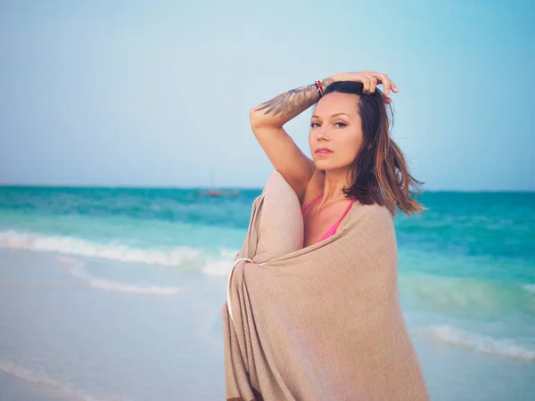 Beautiful woman relaxing near the ocean — Stock Photo, Image