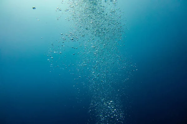 Tiro subaquático com raios solares e bolhas — Fotografia de Stock