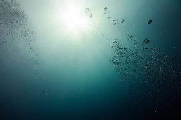 Underwater shot with sunrays and bubbles — Stock Photo, Image