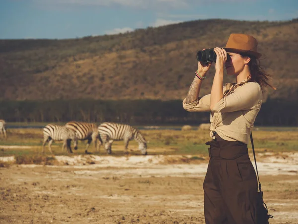 Savana Kenya, dürbün ile güzel kadın — Stok fotoğraf