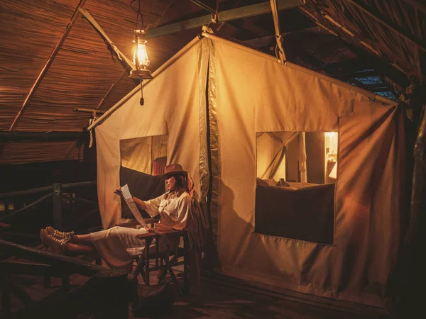 Bella donna in una tenda a savana, Kenya — Foto Stock