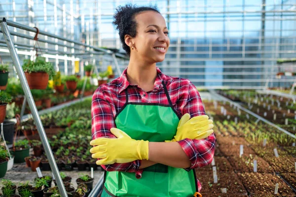 Zwarte vrouw die werkt in een botanische tuin — Stockfoto