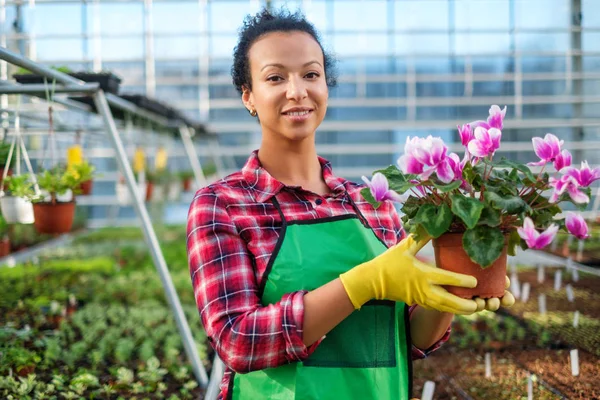 Schwarze Frau arbeitet in einem botanischen Garten — Stockfoto