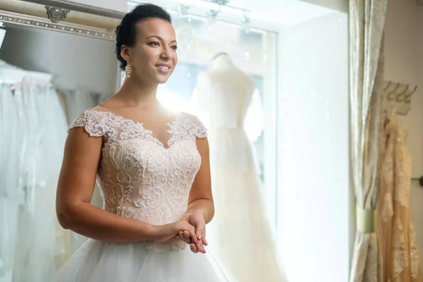 Noiva Beautifu escolher vestido de noiva em um salão de casamento — Fotografia de Stock