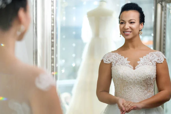 Noiva Beautifu escolher vestido de noiva em um salão de casamento — Fotografia de Stock