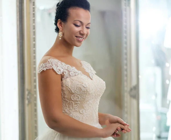 Noiva Beautifu escolher vestido de noiva em um salão de casamento — Fotografia de Stock