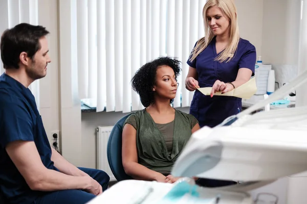 Dentist and his assitant working in private practice — Stock Photo, Image