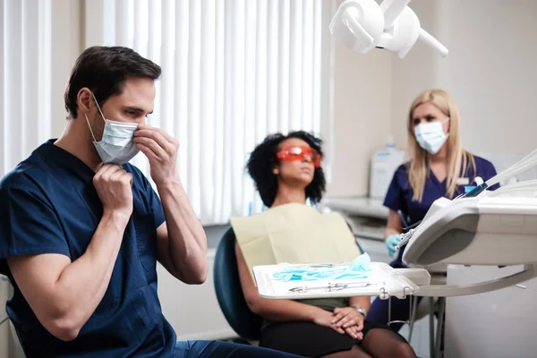 Dentista y su asistente trabajando en la práctica privada —  Fotos de Stock