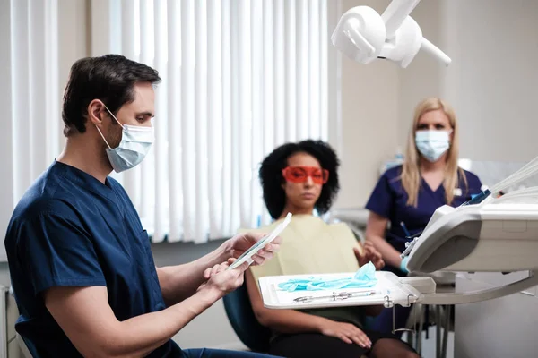 Dentiste et son assistant dans la pratique privée — Photo