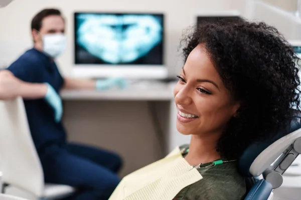 Vrouw patiënt op tandartsen prive-praktijk. — Stockfoto