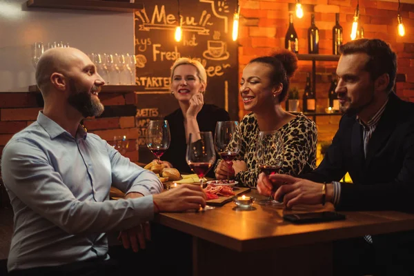 Sayaç bir cafe bar arkasında konuşmak eğleniyor arkadaş grubu — Stok fotoğraf