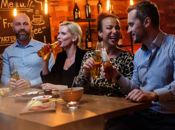 Group of friends having fun talk behind bar counter in a cafe — Stock Photo, Image