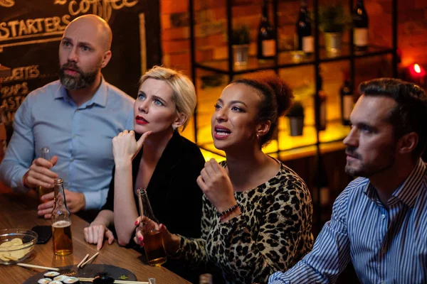 Sayaç bar bir kafede tv izlerken arkadaş grubu — Stok fotoğraf
