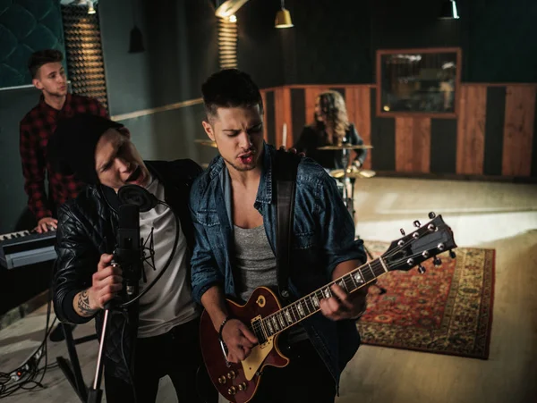 Muziekband, repetitie hebben in een studio — Stockfoto