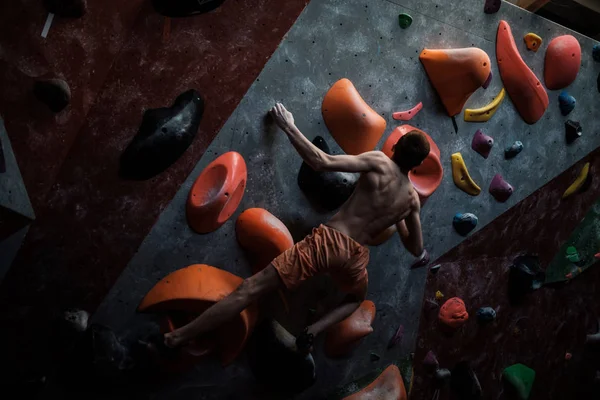 Atletik erkek bouldering spor salonunda pratik — Stok fotoğraf