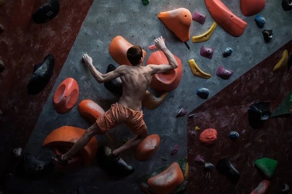 Hombre atlético practicando en un gimnasio de bouldering —  Fotos de Stock