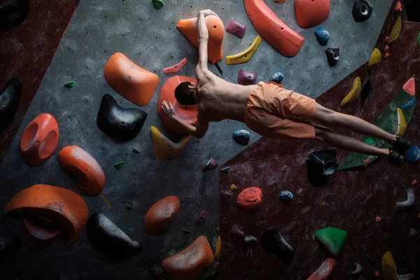 Hombre atlético practicando en un gimnasio de bouldering —  Fotos de Stock