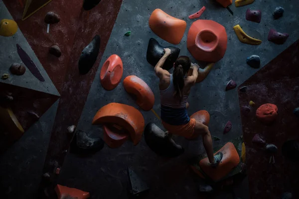 Atletik kadın bouldering spor salonunda pratik — Stok fotoğraf