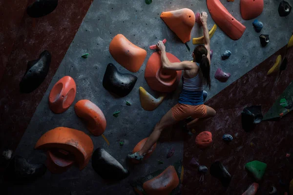 Mujer atlética practicando en un gimnasio de bouldering — Foto de Stock