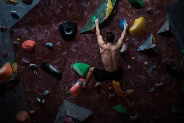 Hombre atlético practicando en un gimnasio de bouldering — Foto de Stock