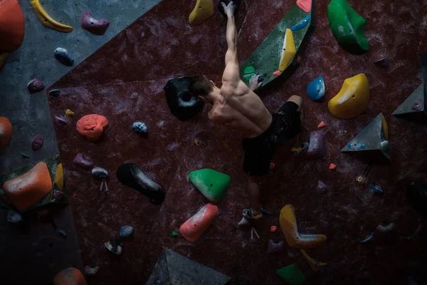 Atletický muž cvičit v tělocvičně bouldering — Stock fotografie