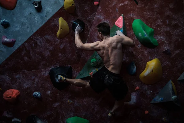 Bouldering 체육관에서 연습 하는 운동 남자 — 스톡 사진