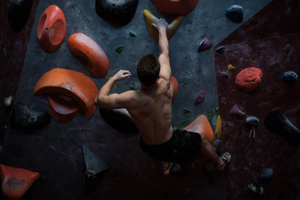 Hombre atlético practicando en un gimnasio de bouldering —  Fotos de Stock