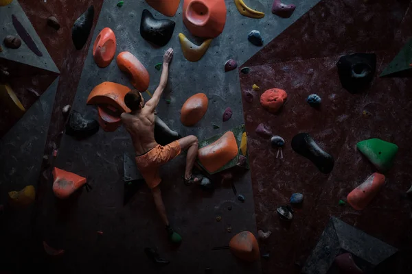 Hombre atlético practicando en un gimnasio de bouldering — Foto de Stock