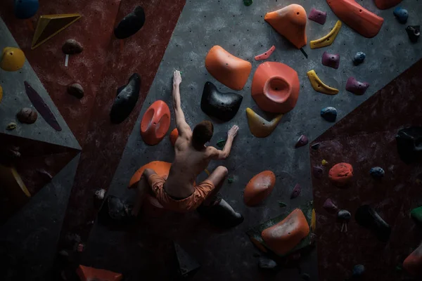 Hombre atlético practicando en un gimnasio de bouldering —  Fotos de Stock