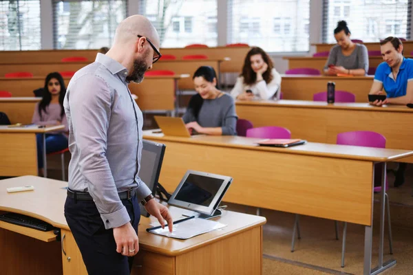 Profesor y grupo multinacional de estudiantes en un auditorio — Foto de Stock