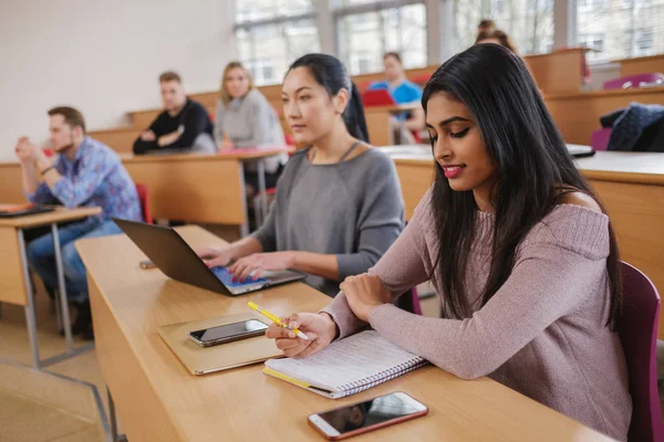 Gruppo multinazionale di studenti in un auditorium — Foto Stock