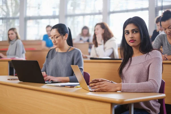 Multinationell grupp studenter i hörsal — Stockfoto